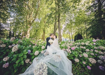 Spectacular Wedding pics in a beautiful garden in Como Lake
