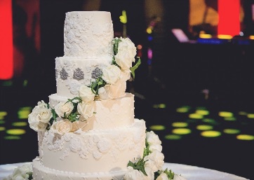 Spectacular Wedding cake in Como Lake