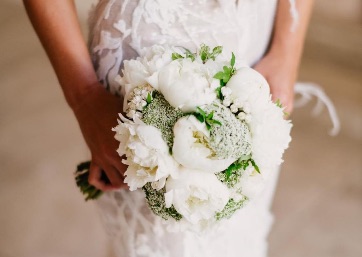 Elegant white Bridal bouquet in Capri Island