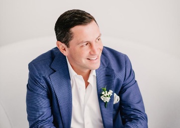 Groom getting ready in Capri