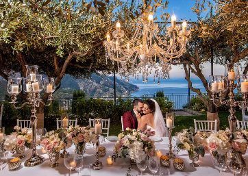 Lush wedding reception alfresco in Ravello