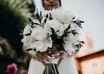 Stunning white Bridal bouquet in Tuscany