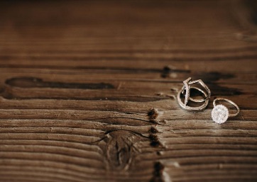 Wedding rings in Tuscany
