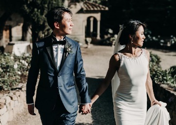 Elegant couple in Tuscany