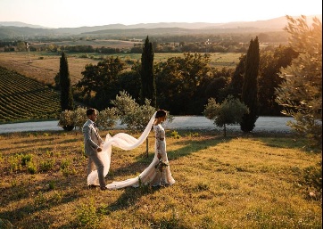 Wedding shooting through the Tuscan countrysisde