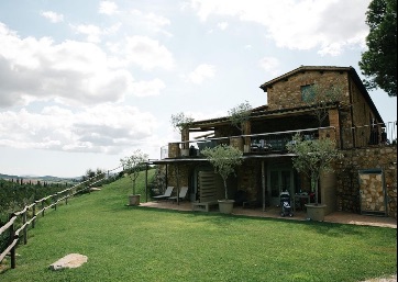 Wedding venue surrounded by amazing gardens in Tuscany