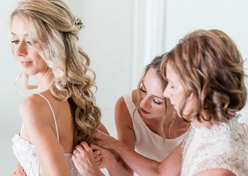 Bridal getting ready in Tuscany