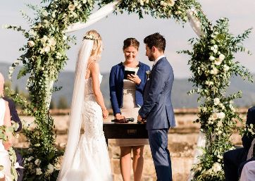 Wedding celebrant in Tuscany
