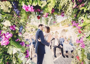 Elegant symbolic wedding in Capri