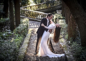 Wedding pics in the beautiful venue garden in Tuscany