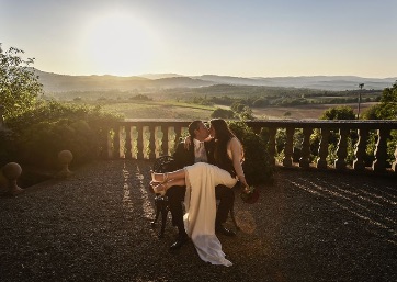 Wedding pics at the sunset in Tuscany