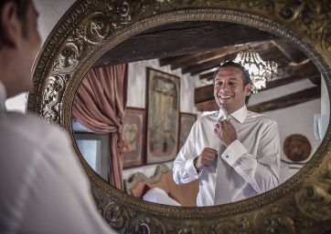 Groom getting ready in Tuscany