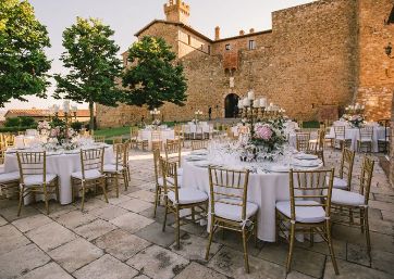 Wedding reception alfresco in Tuscany