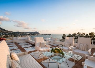 Private terrace facing the sea