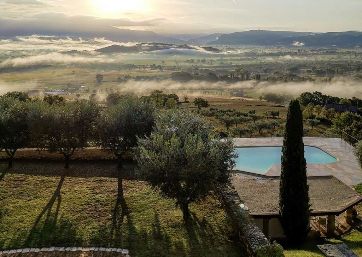 Spectacular swimming pool surrounded by Umbrian countryside