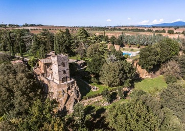 Get Married in Orvieto at Elegant Venue immersed in an enchanting secular parkland