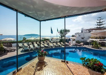 Hotel with swimming pool in Ischia