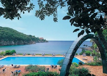 Swimming pool facing the sea in Ischia