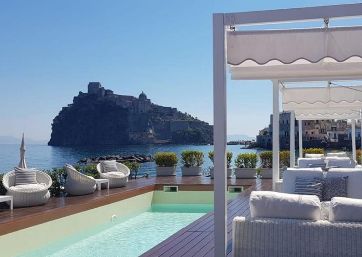 Amazing hotel overlooking the castle of Ischia