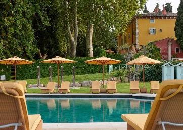 Wedding venue with swimming pool located on the hills of Verona