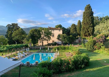 Wedding venue with outdoor swimming pool in Tuscany