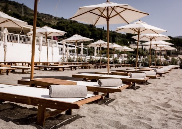Sun beds on the beach in Taormina, informal wedding in Sicily