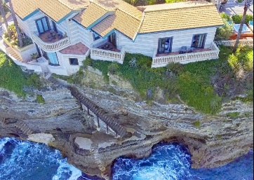 Seafront villas on the cliffs in Siracusa