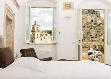 Elegant double room overlooking the old town