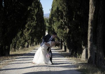 Wedding pics in the Mediavel Hamlet in Tuscany