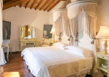 Classic double room in Tuscany
