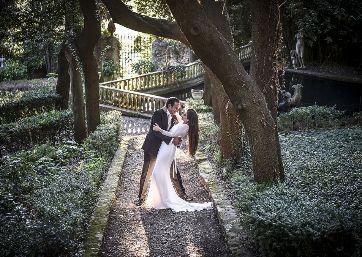 Wedding pics in the amazing gardens in Tuscany