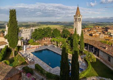Wedding venue with swimming pool in Tuscany