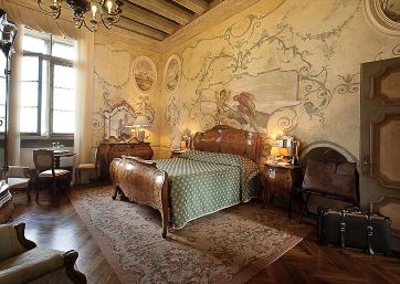 Double room in a castle in Verona