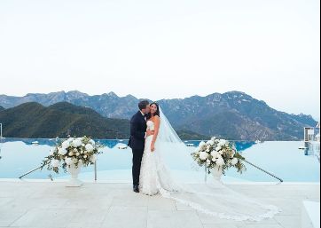 Wedding pics by the pool in Ravello