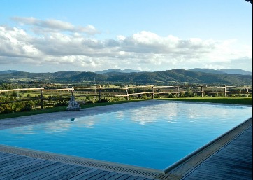 Amazing swimming pool overloking the Tuscan countryside