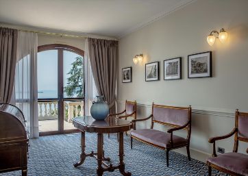 Private villa on the shores of lake Garda