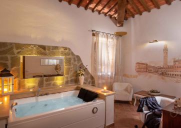 Suite with jacuzzi in Siena